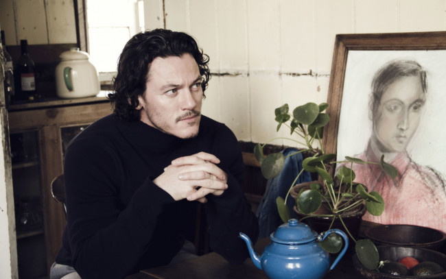 Обои картинки фото мужчины, luke evans, кудри, портрет, мужчина, luke, evans, люк, эванс