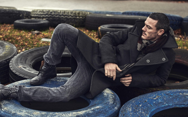 Обои картинки фото мужчины, luke evans, шины, мужчина, luke, evans, люк, эванс, пальто