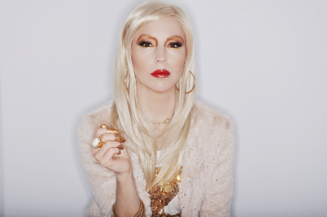 Обои картинки фото lunic, музыка, - другое, украшения, певица, пальцы, кольца, серьги, блондинка