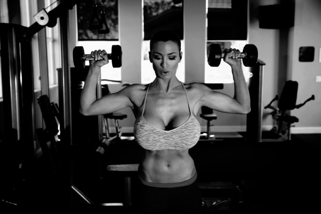Обои картинки фото девушки, jordan carver, jordan, carver, девушка, блондинка, фигура, тело, грудь, фитнес, гантели, тренировки, спортзал