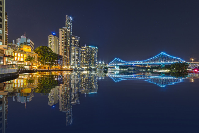 Обои картинки фото города, - огни ночного города, ночь, огни, иллюминация, узор, цвет, подсветка, отражение, город, мост, вода