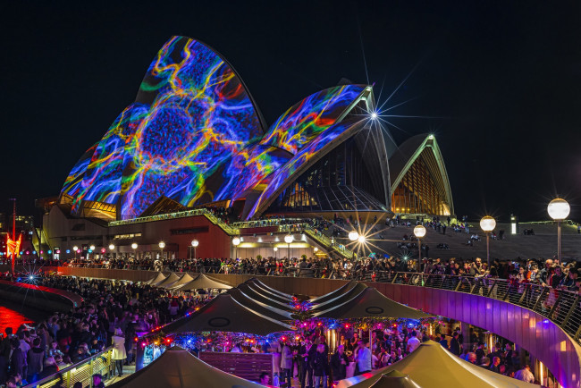 Обои картинки фото города, сингапур , сингапур, ночь, огни, иллюминация, узор, цвет, подсветка, отражение, город, вода