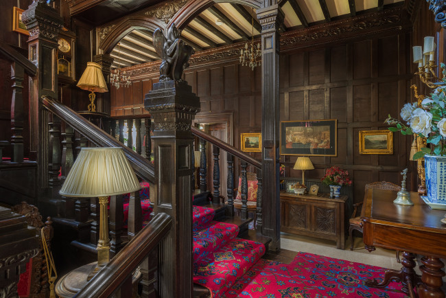 Обои картинки фото интерьер, холлы,  лестницы,  корридоры, мебель, цветы, дизайн, ковер, дерево, картины, лампы, классика, холл, лестница