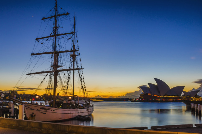 Обои картинки фото корабли, парусники, вечер, небо, город, корабль