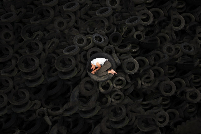 Обои картинки фото мужчины, - unsort, одиночество, сон, шины, парень