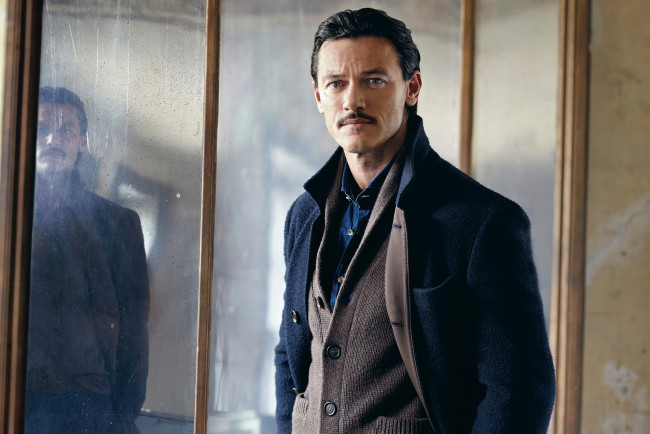 Обои картинки фото мужчины, luke evans, luke, evans, август, 2014, люк, эванс, telegraph, men's, style, фотосессия