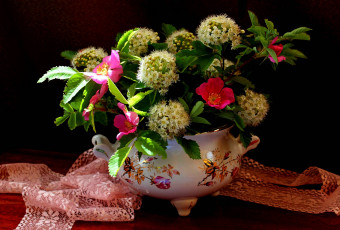Картинка цветы букеты +композиции букет шиповник спирея натюрморт лето