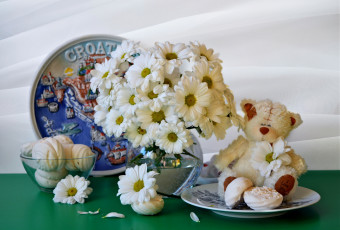 Картинка еда натюрморт стекло букет ромашки мягкие игрушки посуда зефир хризантемы композиция