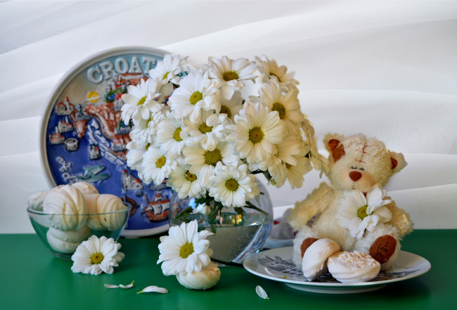 Обои картинки фото еда, натюрморт, стекло, букет, ромашки, мягкие, игрушки, посуда, зефир, хризантемы, композиция