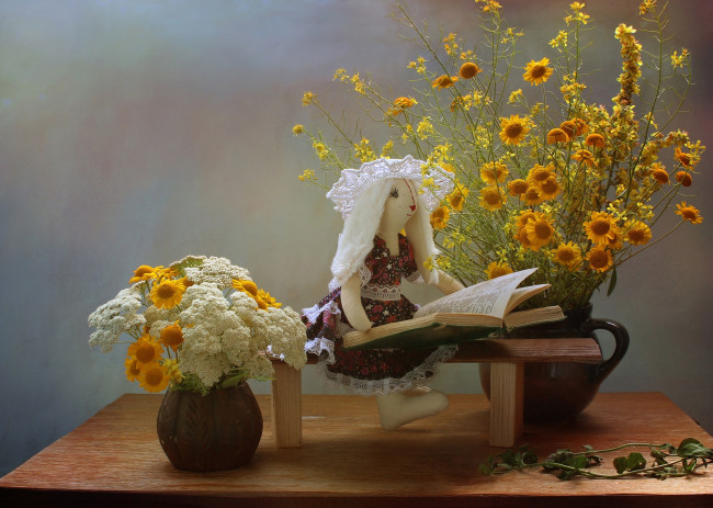 Обои картинки фото разное, игрушки, книга, июль, игрушка, тильда, зайка, натюрморт, лето, скамейка, полевые, цветы