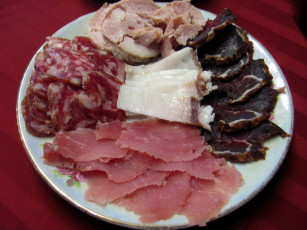 Картинка еда колбасные+изделия ассорти