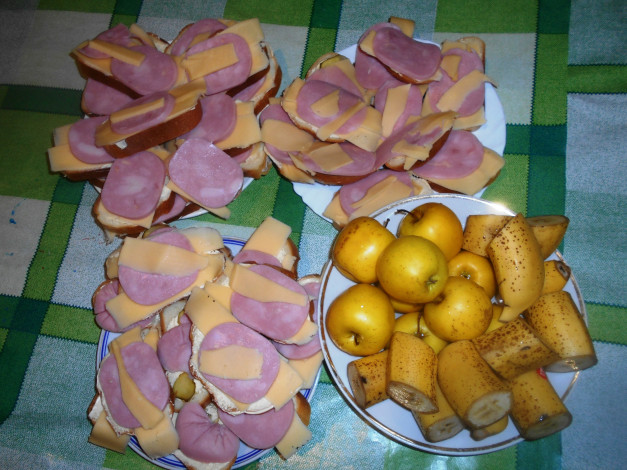 Обои картинки фото еда, бутерброды,  гамбургеры,  канапе, бананы, яблоки, хлеб, колбаса, сыр