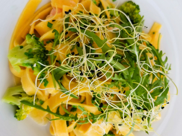 Обои картинки фото еда, макаронные блюда, сыр, зелень, макароны