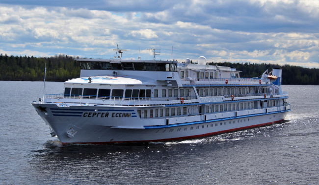 Обои картинки фото сергей есенин, корабли, теплоходы, река, круиз, теплоход, есенин, сергей