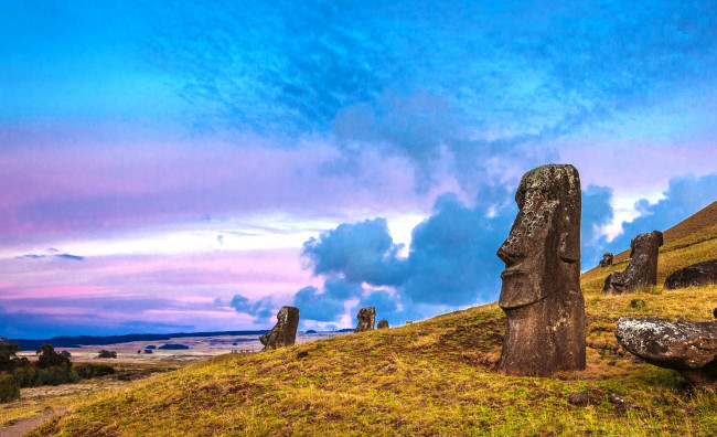 Обои картинки фото остров пасхи,  чили, города, - памятники,  скульптуры,  арт-объекты, небо, склон, облака, статуи