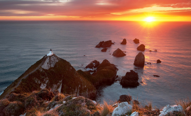 Обои картинки фото наггет поинт,  катлинс,  новая зеландия, природа, побережье, берег, острова, море, облака, закат, небо, здание, скалы