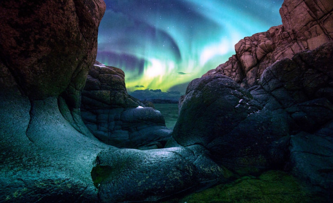 Обои картинки фото побережье баренцева моря,  россия, природа, северное сияние, сияние, скалы, горы
