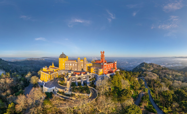 Обои картинки фото дворец пена,  синтра,  португалия, города, - дворцы,  замки,  крепости, замок, горы, небо, панорама