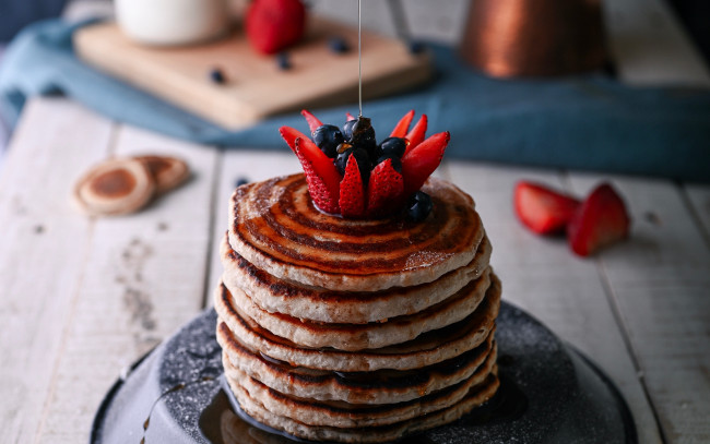 Обои картинки фото еда, блины,  оладьи, ягоды, мед