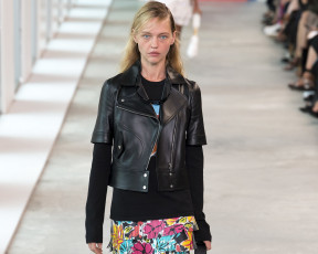 Картинка девушки саша+пивоварова модель блондинка подиум наряд куртка