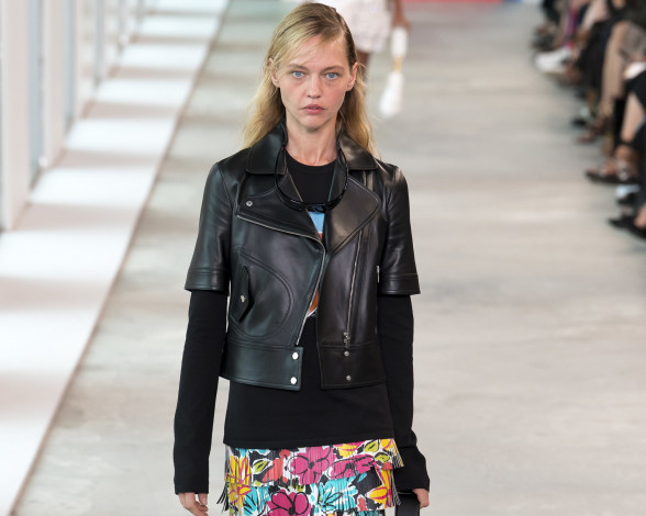 Обои картинки фото девушки, саша пивоварова, модель, блондинка, подиум, наряд, куртка