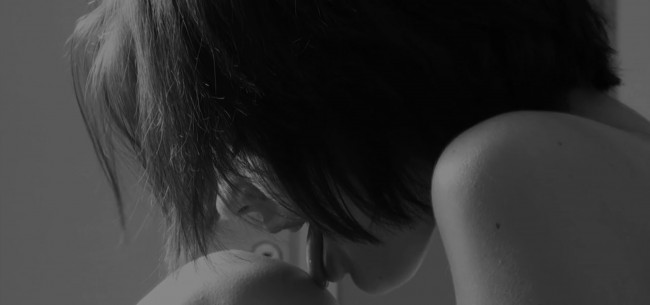 Обои картинки фото девушки, - черно-белые, лицо, язык, колено