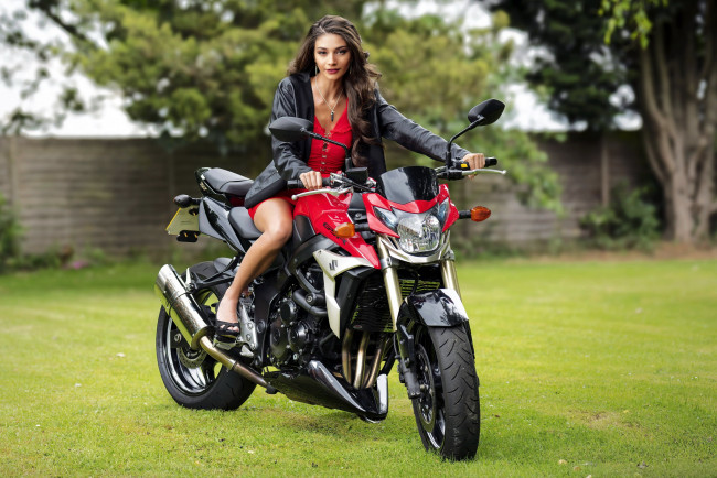 Обои картинки фото мотоциклы, мото с девушкой, suzuki