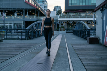 Картинка surface+ сериал+2022+–+ кино+фильмы -unknown+ другое на поверхности триллер драма гугу эмбата ро детектив surface сериал