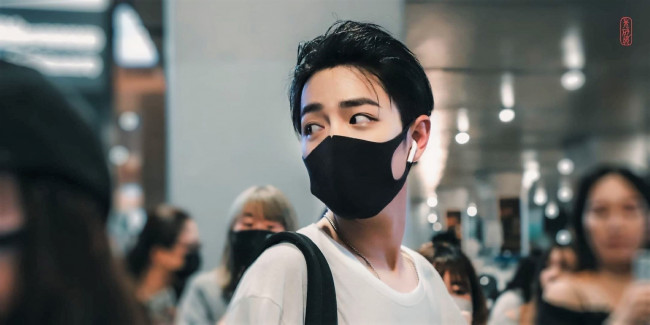 Обои картинки фото мужчины, xiao zhan, актер, маска, толпа