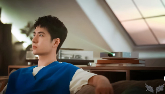 Обои картинки фото мужчины, wang yi bo, актер, проектор