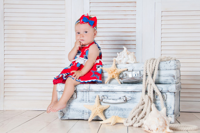 Обои картинки фото разное, дети, девочка, чемоданы, морские, звезды, канат