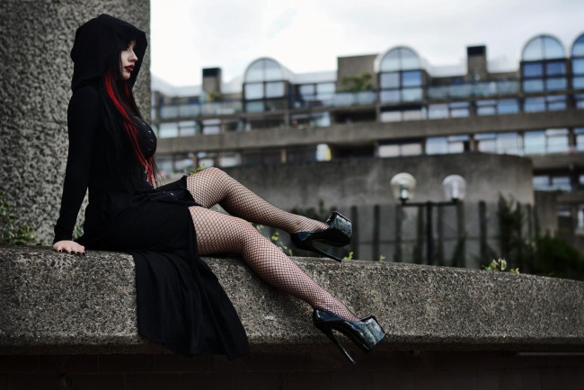 Обои картинки фото девушки, dani divine, поза, чулки