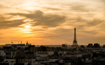 обоя города, париж , франция, небо, облака, восход, башня, дома, крыши