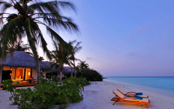 обоя природа, тропики, пальмы, домики, бунгало, кусты, пляж, шезлонги, море