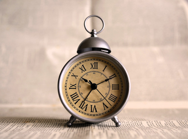 Обои картинки фото разное, часы,  часовые механизмы, будильник, газета