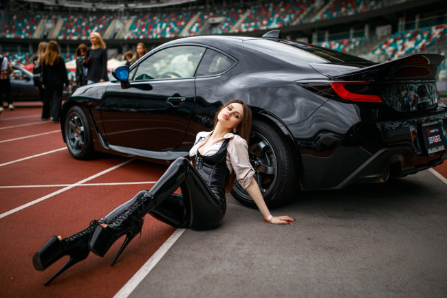 Обои картинки фото девушка и авто, автомобили, -авто с девушками, девушка, женщина, шатенка, темноволосая, сексуальная, модель, звезда, позирует, разная, обувь, верхняя, стильная, одежда, нижнее, эротическое, бельё, трусы, лифчик, колготки, чулки, аксессуары, макияж, и, множество, элементов, на, фотографии