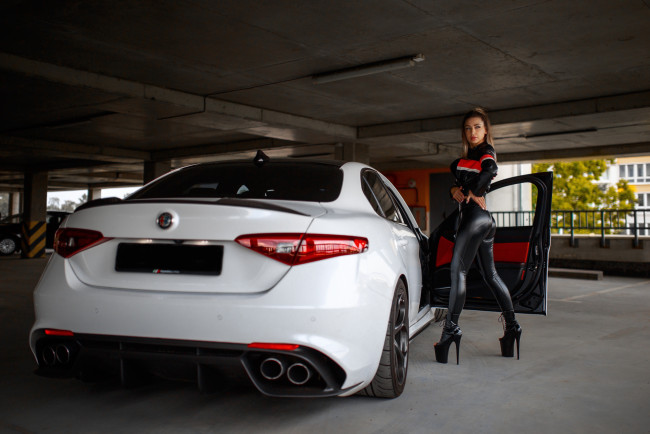 Обои картинки фото девушка и авто, автомобили, -авто с девушками, девушка, женщина, шатенка, темноволосая, сексуальная, модель, звезда, позирует, разная, обувь, верхняя, стильная, одежда, нижнее, эротическое, бельё, трусы, лифчик, колготки, чулки, аксессуары, макияж, и, множество, элементов, на, фотографии