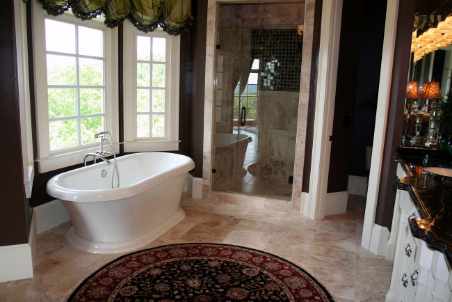 Обои картинки фото интерьер, ванная, туалетная, комнаты, ванна, коврик, окна, душ