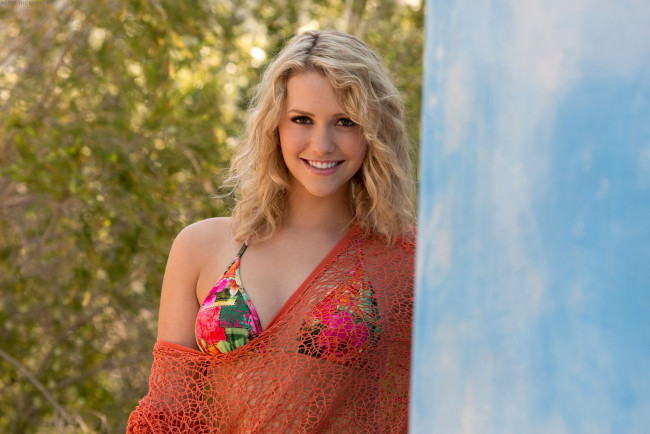 Обои картинки фото Mia Malkova, девушки, зелень, боке, кудри, локоны, кофточка, плечи, лифчик, блондинка, взгляд, улыбка