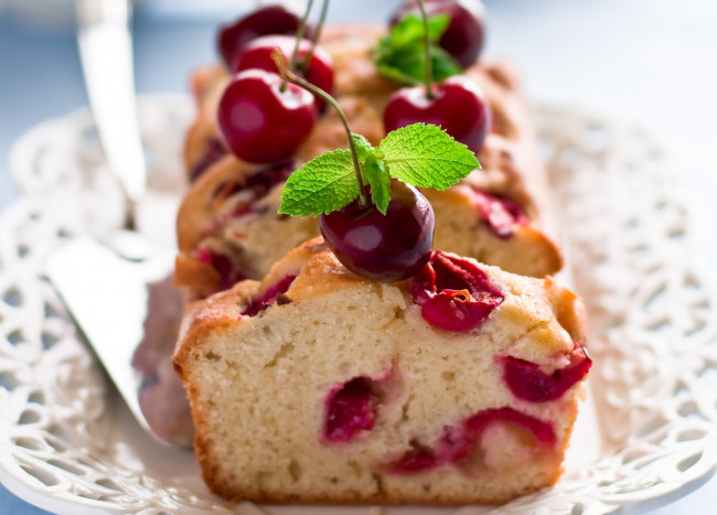 Обои картинки фото еда, пирожные, кексы, печенье, кекс, мята, вишни