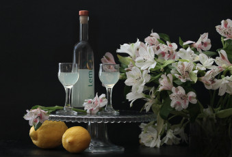 Картинка еда натюрморт лимон альстромерия бутылка рюмки