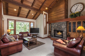 Картинка интерьер гостиная диваны камин столик часы