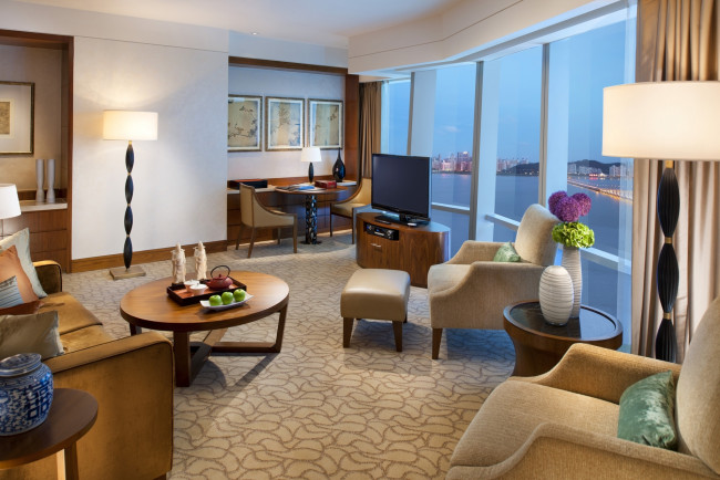 Обои картинки фото интерьер, гостиная, цветы, стол, подушки, бежевые, окна, ваза, лампы, кресла, яблоки, телевизор, круглый, диван, поднос, чай