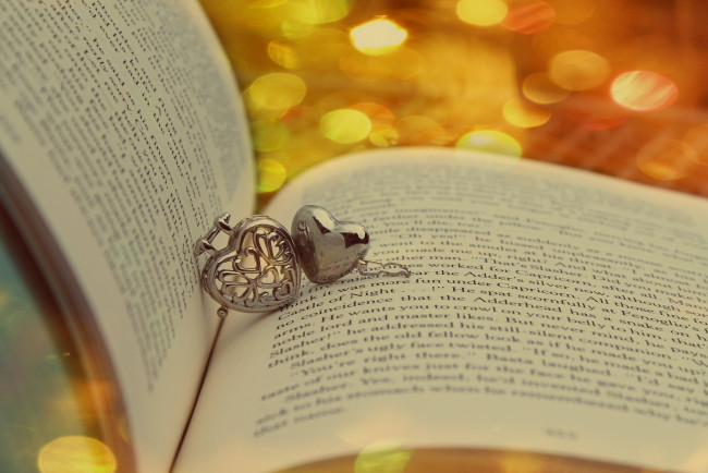 Обои картинки фото разное, украшения, аксессуары, веера, медальон, книга, сердечко