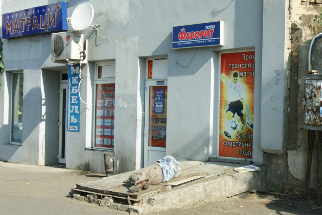 Обои картинки фото результат, игры, лотерею, может, быть, таким, что, на, матрац, денег, не, хватит, юмор, приколы, дом, спящий, магазинчики