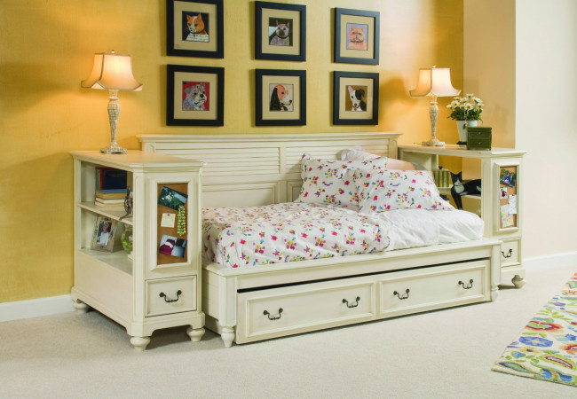 Обои картинки фото интерьер, детская, комната, тумбочки, подушки, картины, светильники, кровать