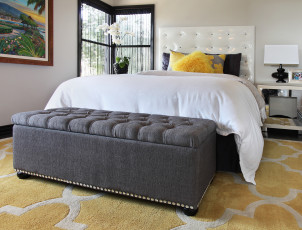 Картинка интерьер спальня подушки люстра светильник стиль