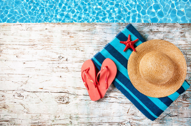 Обои картинки фото разное, предметы быта, вода, полотенце, шляпа, сланцы, морская, звезда