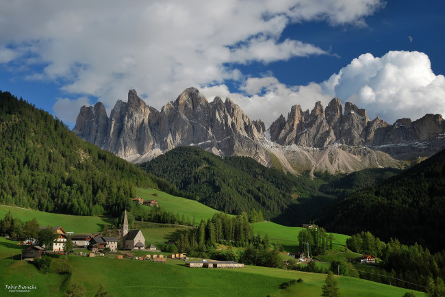 Обои картинки фото города, - пейзажи, зелень, склоны, лес, облака, небо, доломитовые, альпы, долина, santa, magdalena, фунес, италия, горы, сентябрь, осень