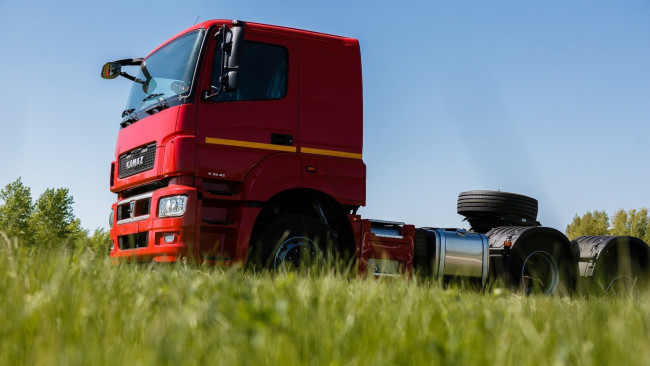 Обои картинки фото автомобили, камаз, поле, кабина, грузовик
